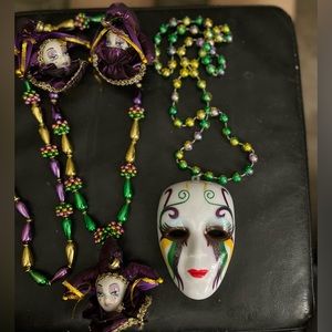 Mardi Gras Necklace & Beads